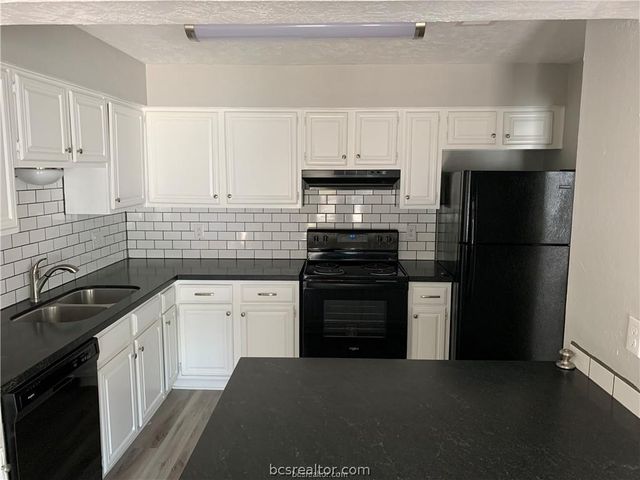 2845 Oakside Drive, Bryan, TX 77802