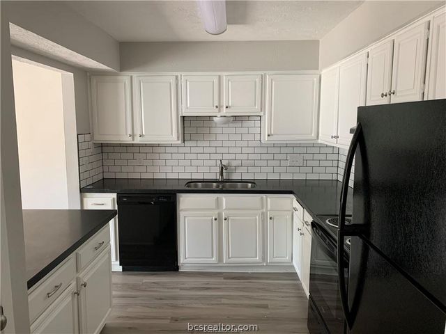 2845 Oakside Drive, Bryan, TX 77802