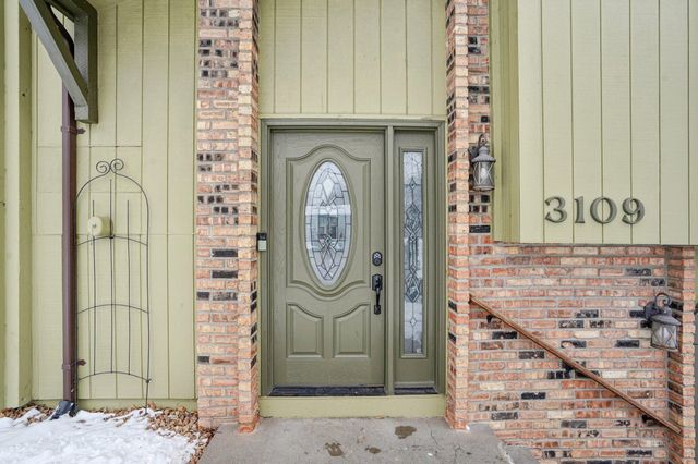 3109 Red Oak Circle N, Burnsville, MN 55337