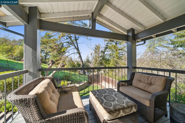 1014 Veterans Ct, Martinez, CA 94553