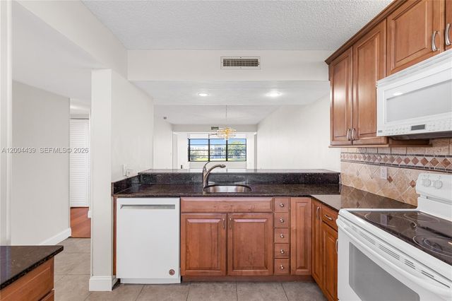 1524 Whitehall Dr 405, Davie, FL 33324