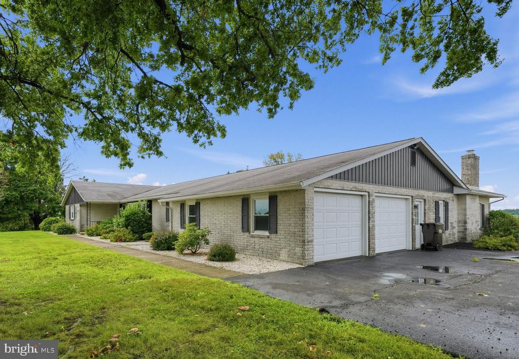 1600 HILLSIDE DR, QUAKERTOWN, PA 18951 — exterior