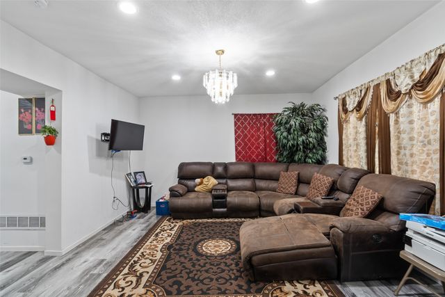 918 E 12TH Street, Des Moines, IA 50316
