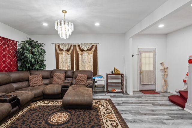 918 E 12TH Street, Des Moines, IA 50316