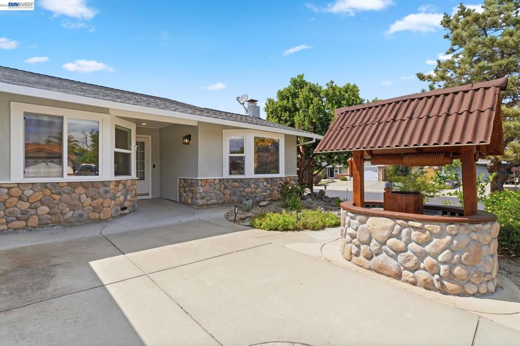 Image 2 of property listing at 1135 Killarney St, Livermore, CA 94550