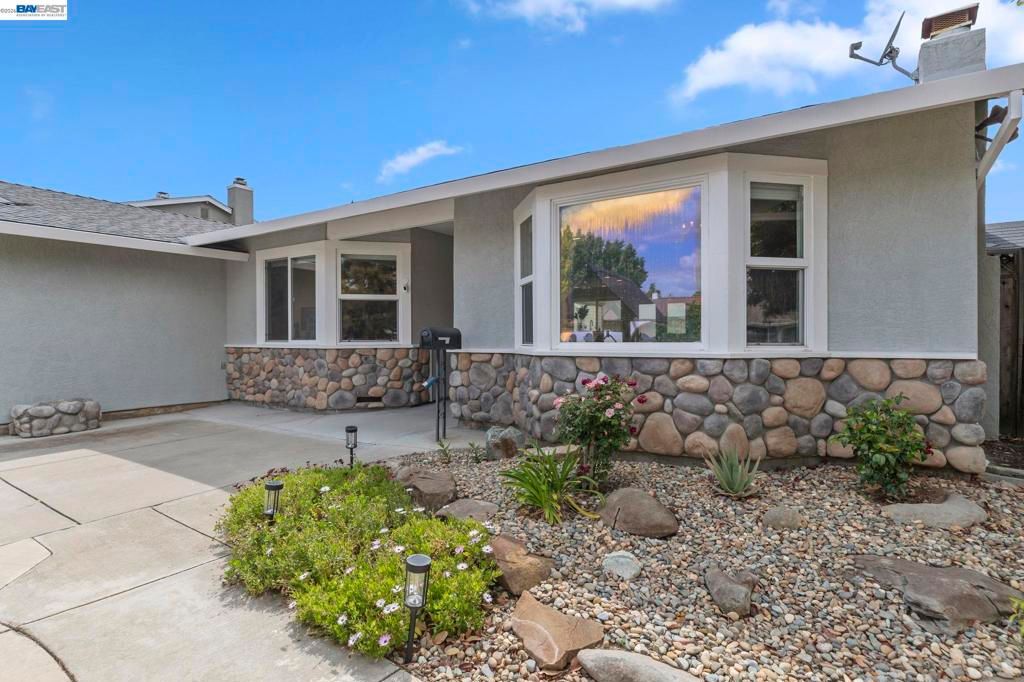 Image 3 of property listing at 1135 Killarney St, Livermore, CA 94550
