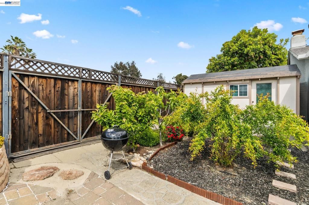 Image 50 of property listing at 1135 Killarney St, Livermore, CA 94550