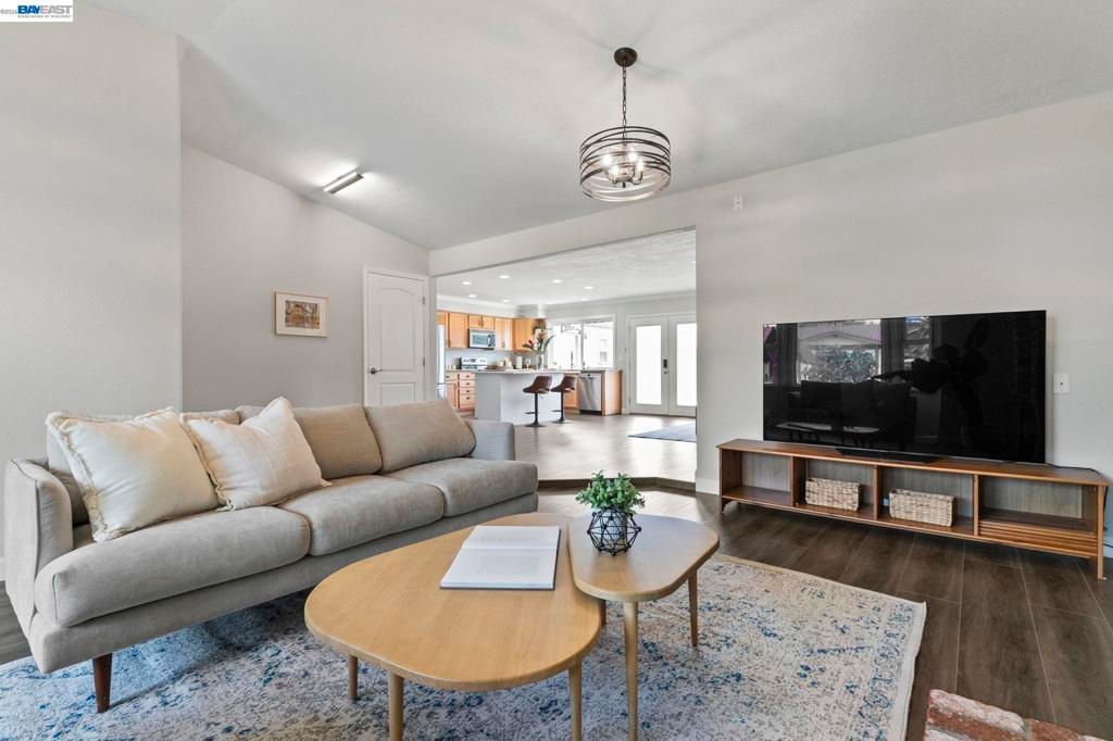 Image 6 of property listing at 1135 Killarney St, Livermore, CA 94550