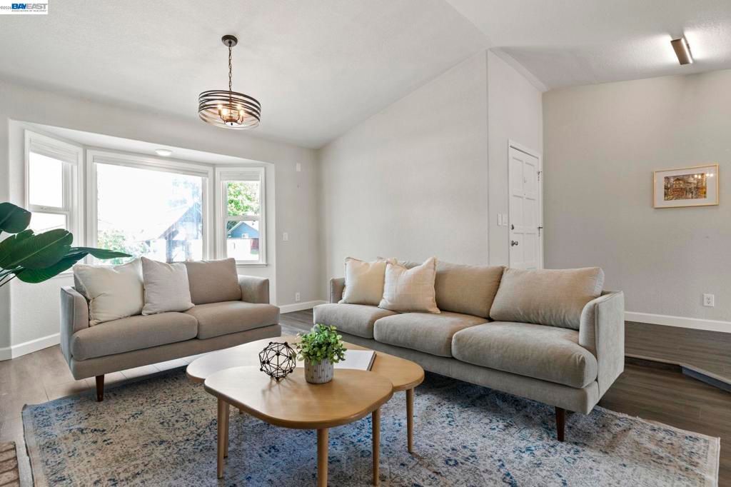 Image 7 of property listing at 1135 Killarney St, Livermore, CA 94550