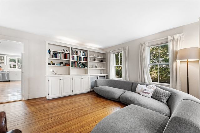 29 Cottage St, Wellesley, MA 02482