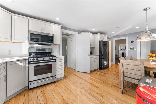 29 Cottage St, Wellesley, MA 02482