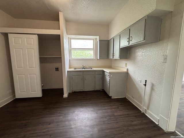 2810 W Salinas, San Antonio, TX 78207