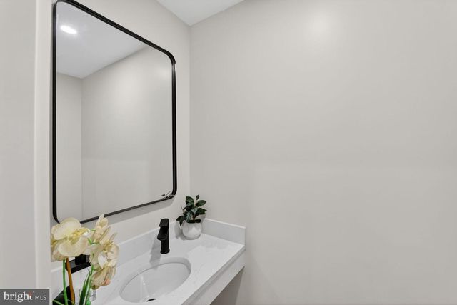 1114 OATES ST NE, Washington, DC 20002