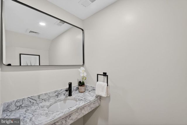 1114 OATES ST NE, Washington, DC 20002