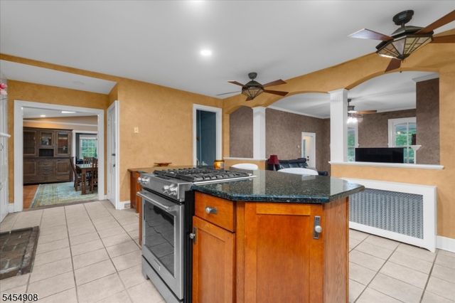 46 Everitts Hill Rd, Raritan Twp., NJ 08822