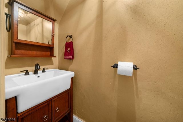 46 Everitts Hill Rd, Raritan Twp., NJ 08822