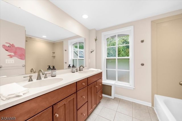 46 Everitts Hill Rd, Raritan Twp., NJ 08822