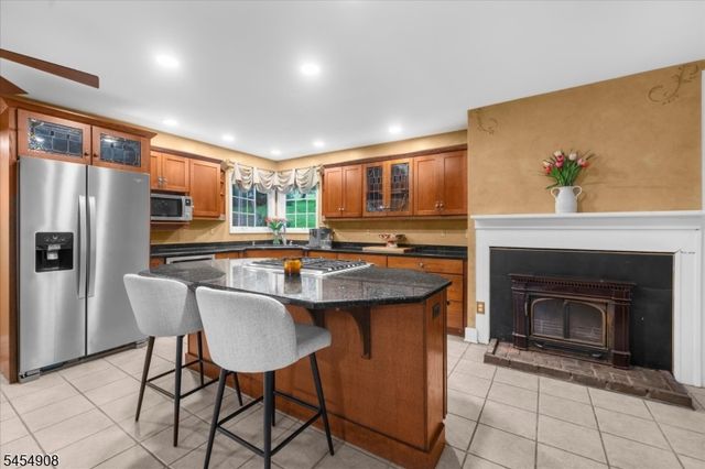 46 Everitts Hill Rd, Raritan Twp., NJ 08822