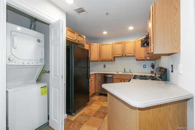 28 Lorien Place 4, Melville, NY 11747