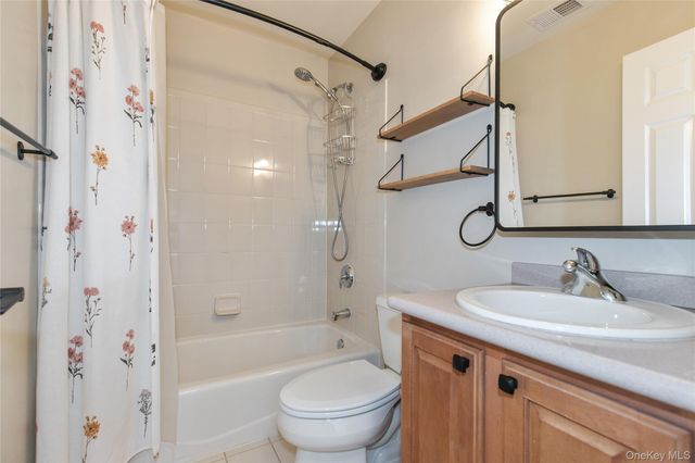 28 Lorien Place 4, Melville, NY 11747