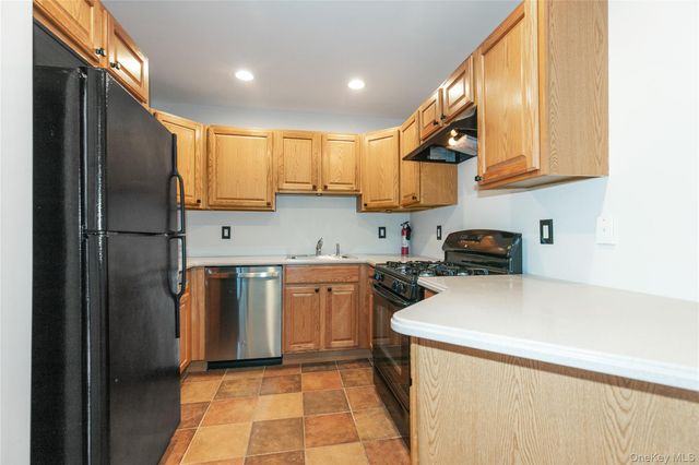 28 Lorien Place 4, Melville, NY 11747