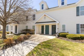 28 Lorien Place 4, Melville, NY 11747