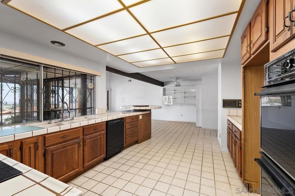 Image 11 of property listing at 1685 Calle De Cinco, La Jolla, CA 92037