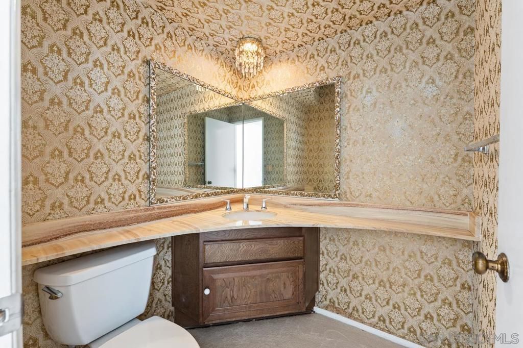 Image 13 of property listing at 1685 Calle De Cinco, La Jolla, CA 92037