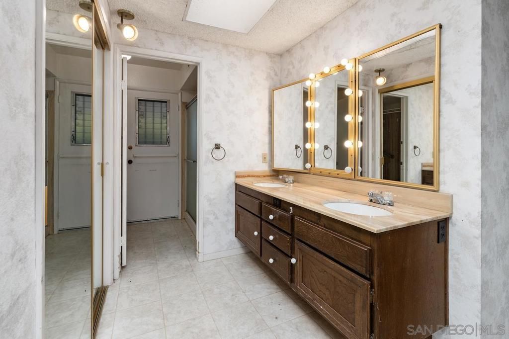 Image 15 of property listing at 1685 Calle De Cinco, La Jolla, CA 92037