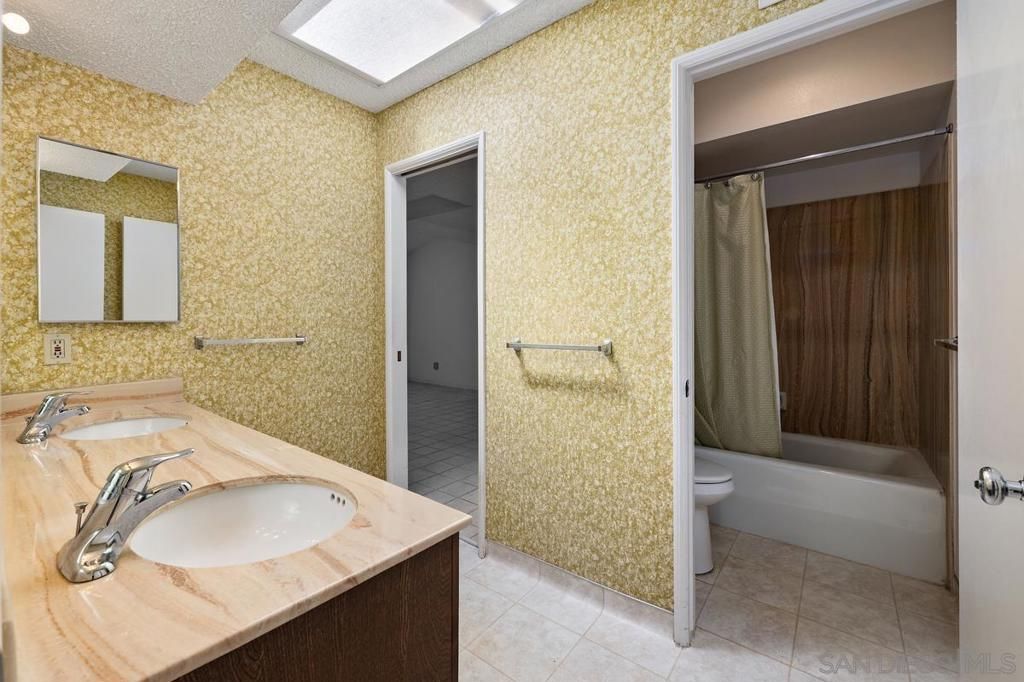 Image 17 of property listing at 1685 Calle De Cinco, La Jolla, CA 92037