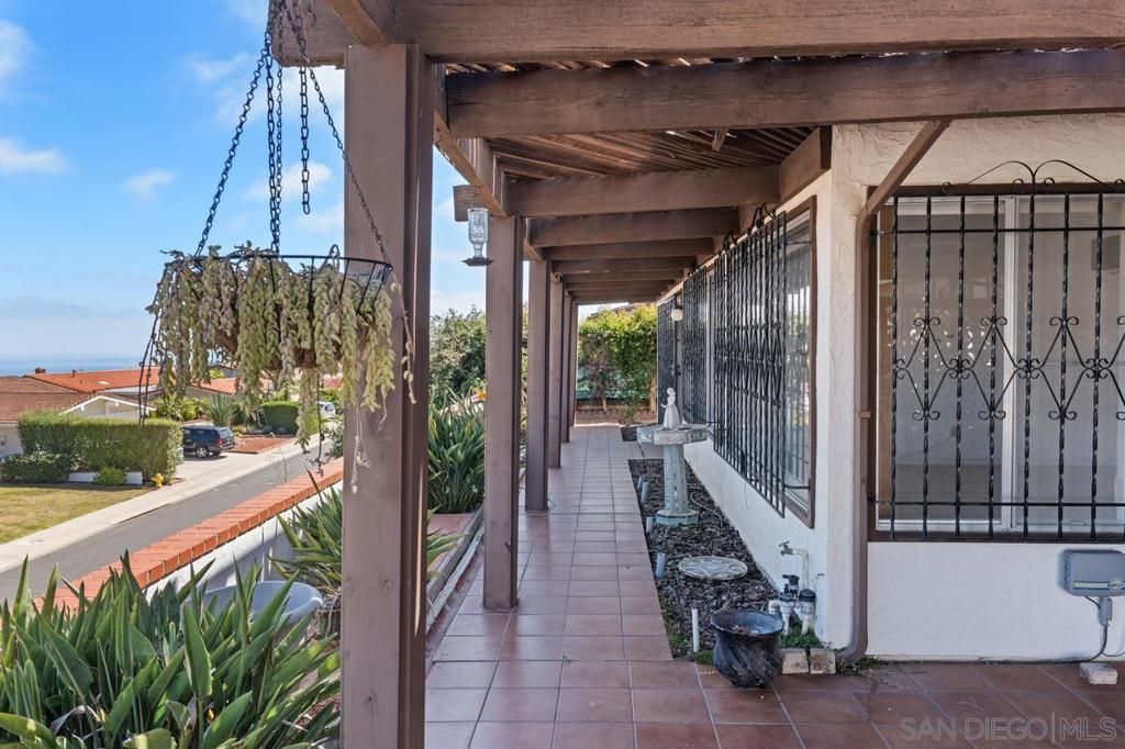 Image 20 of property listing at 1685 Calle De Cinco, La Jolla, CA 92037