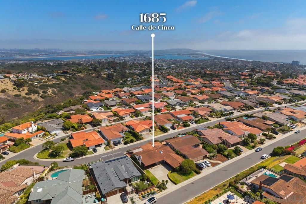 Image 3 of property listing at 1685 Calle De Cinco, La Jolla, CA 92037