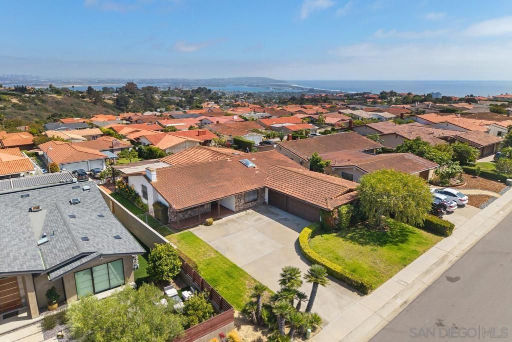 Image 4 of property listing at 1685 Calle De Cinco, La Jolla, CA 92037