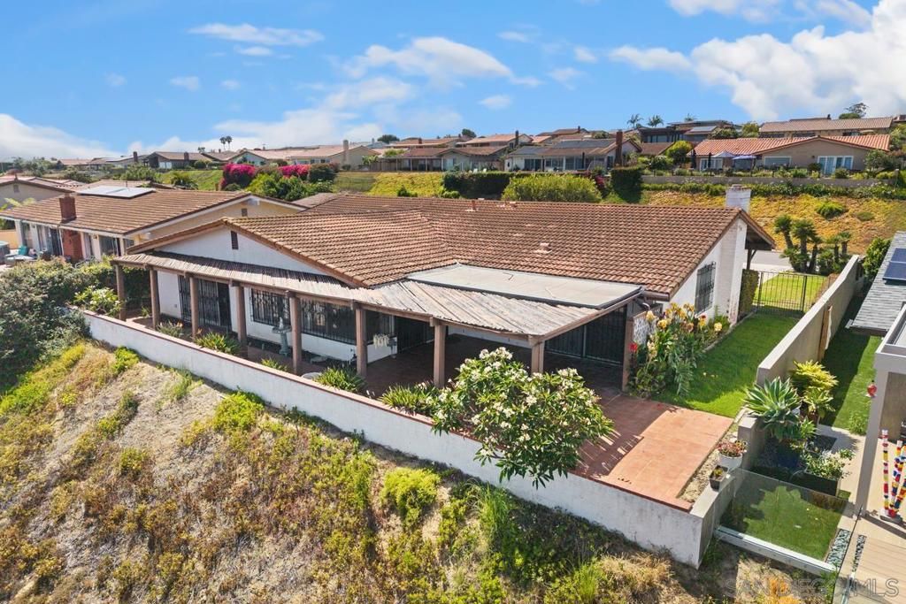 Image 5 of property listing at 1685 Calle De Cinco, La Jolla, CA 92037