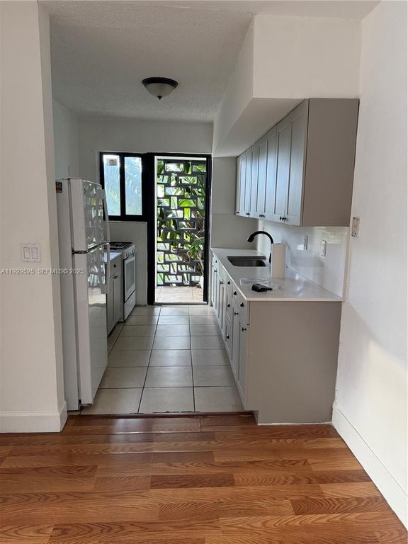 2220 Calais Dr 4, Miami Beach, FL 33141