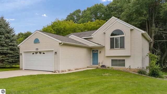 7015 Cedar Highlands Drive, Cedar Springs, MI 49319