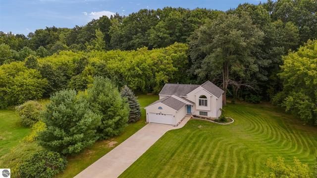7015 Cedar Highlands Drive, Cedar Springs, MI 49319