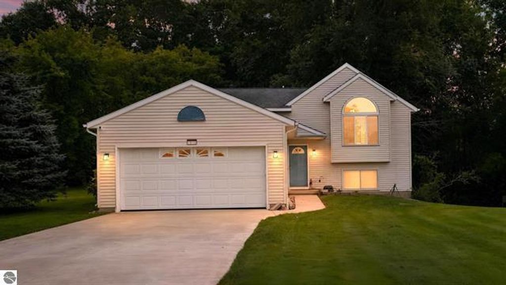 7015 Cedar Highlands Drive, Cedar Springs, MI 49319