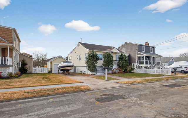 20 Albert Road, Amity Harbor, NY 11701