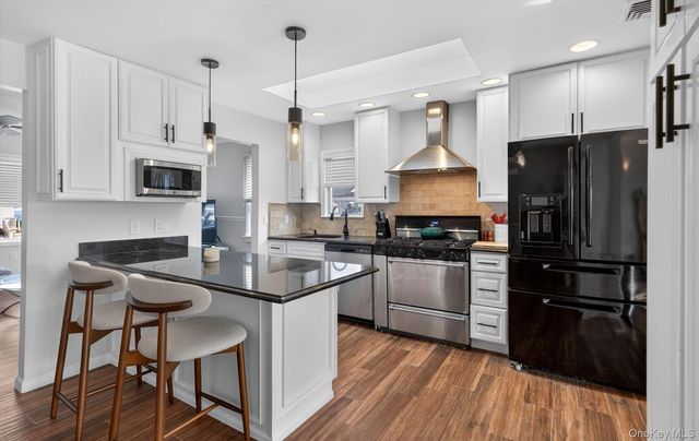 20 Albert Road, Amity Harbor, NY 11701