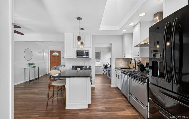 20 Albert Road, Amity Harbor, NY 11701