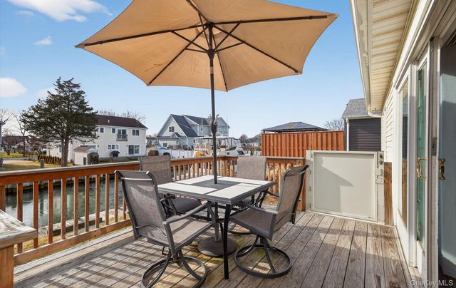 20 Albert Road, Amity Harbor, NY 11701