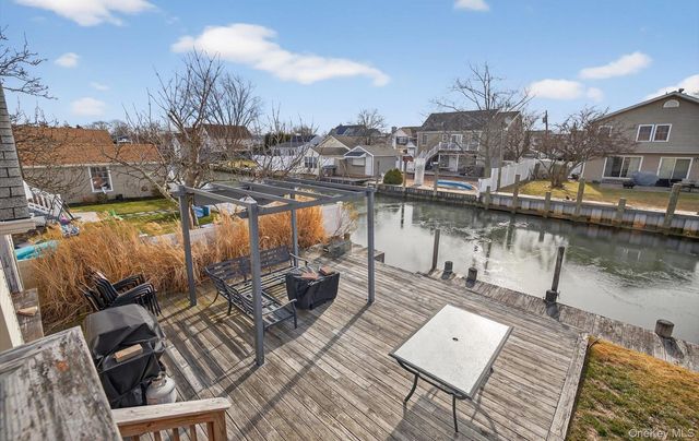 20 Albert Road, Amity Harbor, NY 11701