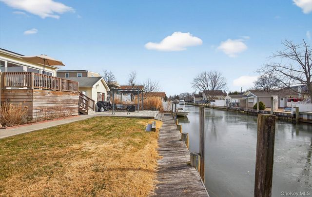 20 Albert Road, Amity Harbor, NY 11701