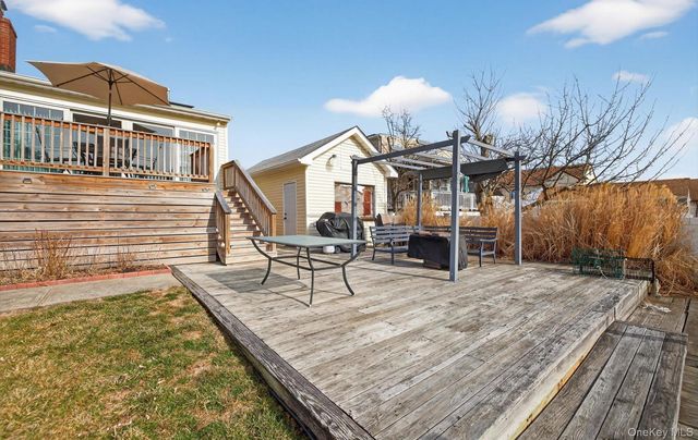 20 Albert Road, Amity Harbor, NY 11701