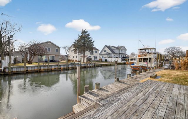 20 Albert Road, Amity Harbor, NY 11701