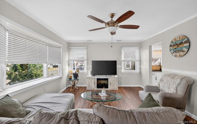 20 Albert Road, Amity Harbor, NY 11701