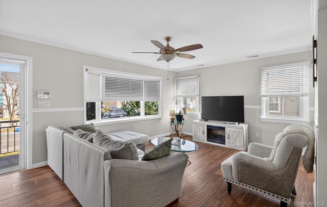 20 Albert Road, Amity Harbor, NY 11701