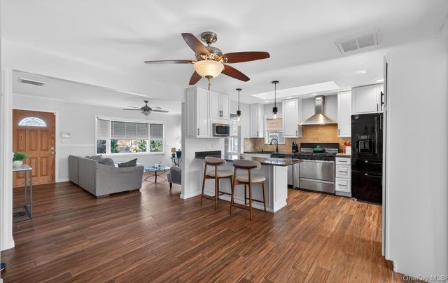 20 Albert Road, Amity Harbor, NY 11701