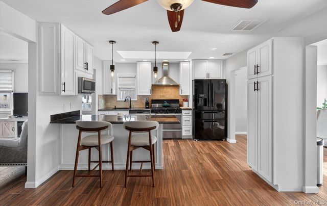 20 Albert Road, Amity Harbor, NY 11701